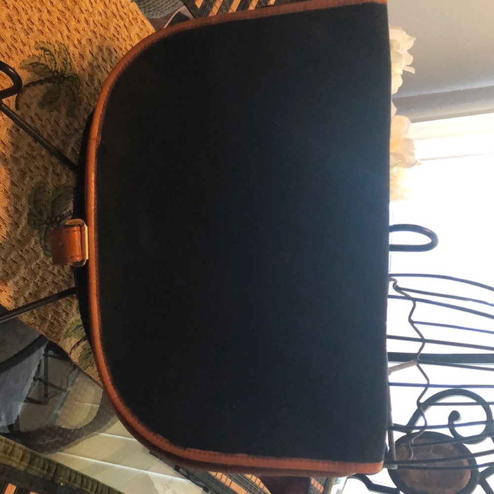 Cute Black and Tan saddle bag.